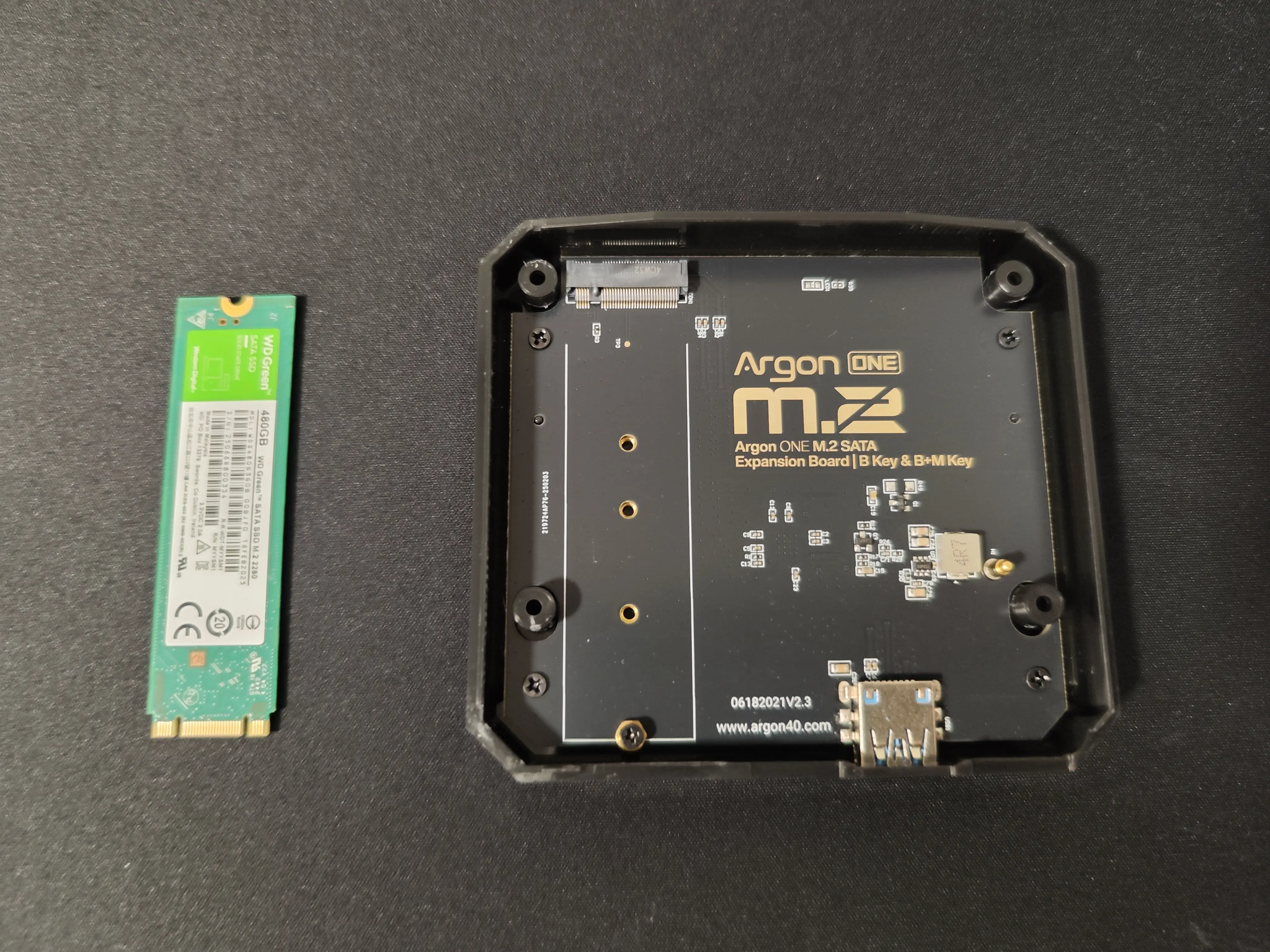 M.2ボードとSSDの画像